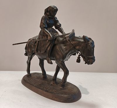 Скульптура КРЕСТЬЯНКА на ЛОШАДИ Касли до 1917 года. Россия 
Чугун 
Размеры: 20 х 18 см 