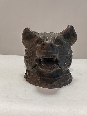 Чернильнича ГОЛОВА МЕДВЕДЯ Касли 1905 Тепляков. Россия 
Чугун 
Размеры: 10 х 11 см 
Состояние 