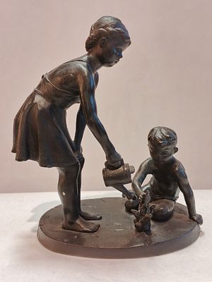 Скульптурная композиция ЮНЫЕ САДОВОДЫ Касли 1959 г. СССР 1959 г 
Чугун 
Размеры: 23 х 19 см 