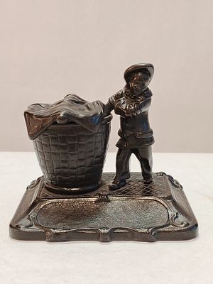 Скульптура ПАЯЦ с КОРЗИНОЙ Касли 1900 гг Брошников. Россия 1900 гг 
Чугун 
Касли Брошников 