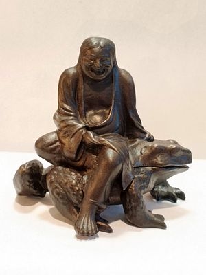 Шкатулка ЛЮ-ХАЙ НА ЖАБЕ Касли 1901 г Самойлиъ. Россия 1901 г 
Чугун Касли 
Размеры: 13 х 15 см 