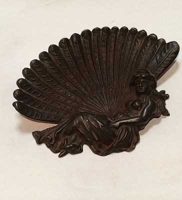 Пепельница ДАМА с ВЕЕРОМ Россия Касли до 1917 г ЗолотовЪ. Россия 
Чугун 
Размеры: 17 х 13 см 