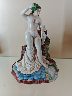 Карандашница &laquo;Девушка моет голову&raquo; тов-во Кузнецова 19 век. Россия 19 век 
В отличном состоянии 