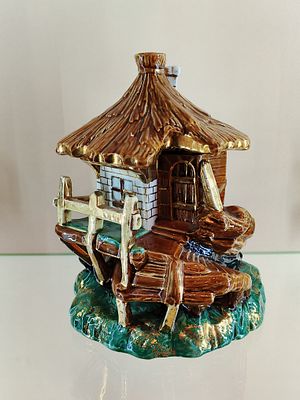 Табачница &laquo; ХАТА &raquo; Майолика 19 века Фабрика Кузнецова, Россия 19 век. Россия 19 в 
Размеры 15 х 