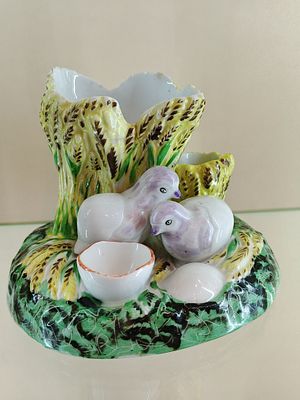 Карандашница &laquo;птенцы&raquo; фабрика М.С. Кузнецова в Риге. Россия 19 в 
Размеры 15 х 12 х 16 см 