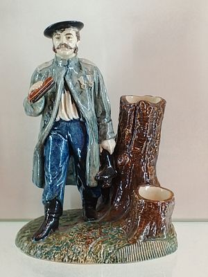 Старинная перовница -карандашница &laquo;Охота&raquo; Товарищества М.С. Кузнецова в Твери. Фигура изображает 