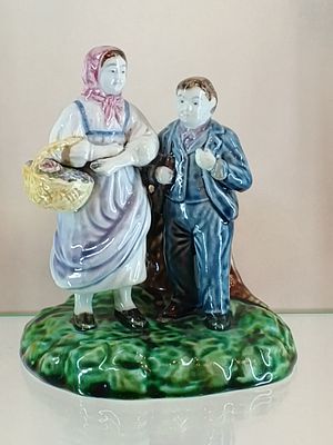 Статуэтка &laquo;Парочка&raquo; или &laquo;Грибники&raquo;, произведенная на фабрике Товарищества М.С. Кузнецова в 