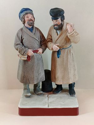 Скульптура &laquo;Приезжие мужики&raquo; з-д Гарднера XIX век. Фарфор бисквит, роспись 
высота 22,5см. 