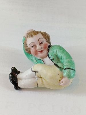 Юноша в зеленой куртке . Фарфор 
Россия 19 век 
Размер 5 х 5 см 
Состояние см. фото