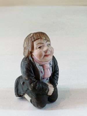 Мальчик на коленях Россия 19 в. Фарфор 
Россия 19 век 
Размер 5 х 5 см 
Состояние . см. фото