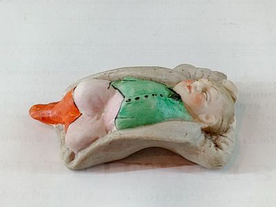 Спящий мальчик в красных сапожках Россия 19 в. Фарфор 
Россия 19 век 
Размер 5 х 5 см 
Состояние 