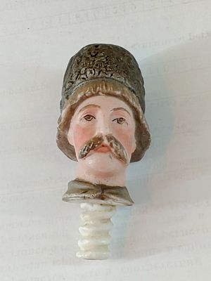 ФАРФОРОВАЯ ПРОБКА ГОЛОВА Россия 19 в. Фарфор 
Россия 19 век 
Размер 6 х 4 см 
Состояние см. фото