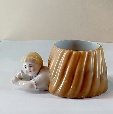 Вазочка Мальчик вылазит из снопа Гарднер Россия 19 в. Фарфор 
Россия 19 век 
Размер 10 х 7 см 