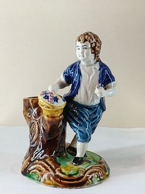 Юноша с корзиной цветов у пня Кузнецов Россия 19 в. Фарфор 
Россия 19 век Кузнецов МС 
Размер 13 