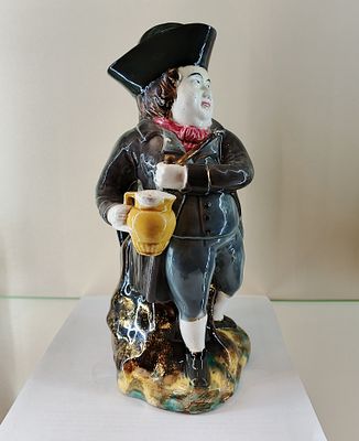Кувшин Мужчина в треуголке с пивной кружкой Кузнецов. Фарфор 
Россия 19 век Кузнецов МС 
Размер 