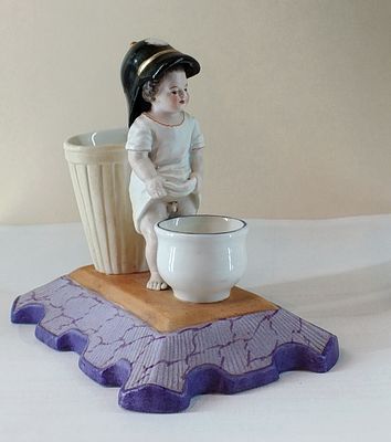 Мальчик писает в горшок Гарднер Россия 19 в. Фарфор Гарднер 
Россия 19 век 
Размер 13 х 12 см 