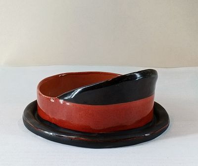 Пепельница в виде казачьей фуражки Гарднер 19 век. Фарфор Гарднер 
Россия 19 век 
Размер 12 х 11 