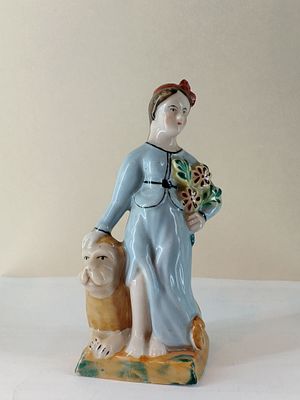 Девушка с собакой в голубом Россия 19 в. Фарфор 
Россия 19 век 
Размер 16 см 
Состояние см. фото