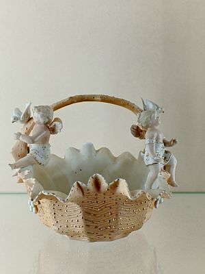 Ваза Дети с голубями Кузнецов 19 в . Фарфор 
Россия 19 век Кузнецов МС 
Размер 15 х 15 см 