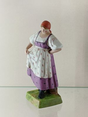 КРЕСТЬЯНКА фарфор Дмитровская ф-ка . Фарфор 
Размер 20 см 
Состояние . см. фото