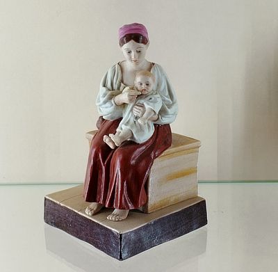 Мать с ребенком на коленях Дмитровская ф-ка. Фарфор 
Размер 18 см 
Состояние . см. фото