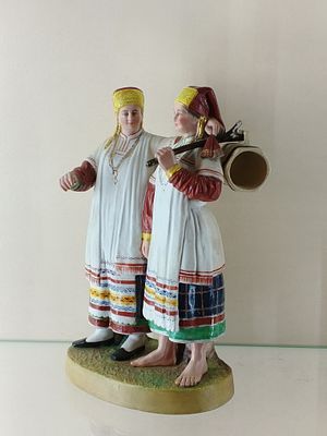 Две девушки в национальной одежде Гарднер 19 век. Фарфор Гарднер 
Россия 19 век 
Размер 24 см 