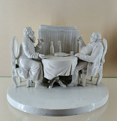 Сцена ЗАСТОЛЬЯ Кузнецов 19 век. Фарфор 
Россия 19 век Кузнецов МС 
Размер 13 х 13 см 
Состояние 