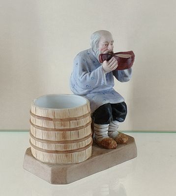 Старик пьёт квас из ковша Гарднер . Фарфор Гарднер 
Россия 19 век 
Размер 14 х 12 см 
Состояние 