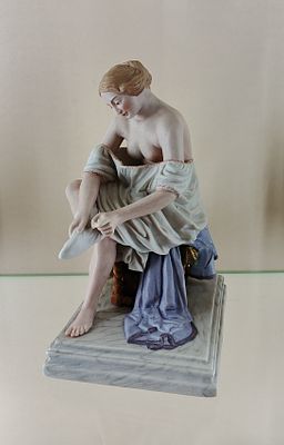 Девушка надевает чулки Дмитровская ф-ка . Фарфор Дмитровская ф-ка 
Размер 22 х 15 см 
Состояние 