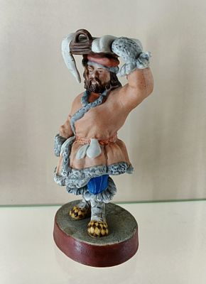 РАЗНОСЧИК с лотком на голове Гарднер 19 в. Фарфор Гарднер 
Россия 19 век 
Размер 20 см 