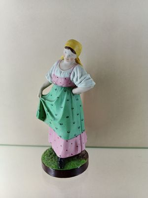Девушка в зеленом переднике Гарнер 19 век. Фарфор Гарднер 
Россия 19 век 
Размер 19 см 