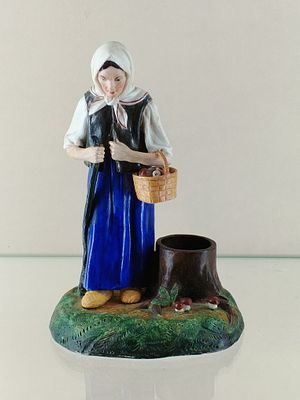 Женщина с корзиной грибов . Фарфор 
Размер 16 см 
Состояние Отличное