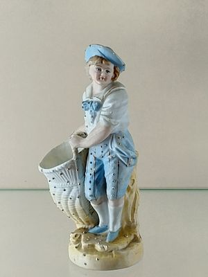 Юноша в голубом с корзиной. Фарфор 
Россия 19 век Кузнецов МС 
Размер 14 см 
Состояние Отличное