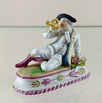 Сидящий мальчик - трубач Гарднер. Фарфор Гарднер 
Россия 19 век 
Размер 7 х 6 см 
Состояние . 