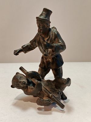 Статуэтка ВОЖАТЫЙ с МЕДВЕДЕМ Бах. 1897 г. Россия 
Чугун 
КасЗ 1897 г 
Размеры: 9 х 6 х 5 см 
