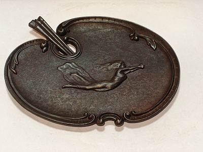 Лоток для писем ПАЛИТРА с МУЗОЙ Куса 19 век. Россия 19 в 
Чугун Куса 
Размеры: 22 х 17 см 