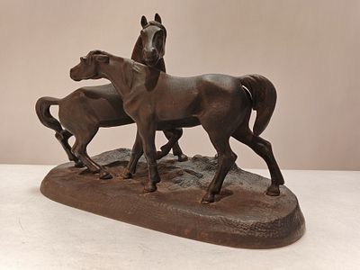 Скульптура КОНИ НА ВОЛЕ Куса до 1917 г. Россия нач. 20 в 
Чугун 
Размеры: 25 х 16 см 
Состояние 