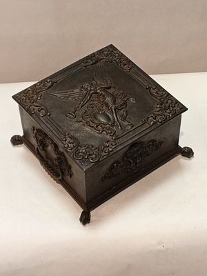 Шкатулка АНГЕЛ Куса до 1917 г. Россия нач. 20 в 
Чугун 
Размеры: 14 х 14 см 
Состояние Отличное 
