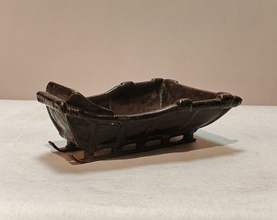 Пепельница БРОВНИ сани. Чугун 
Размеры: 13 х 9 см 
Состояние Отличное Смотрим фото