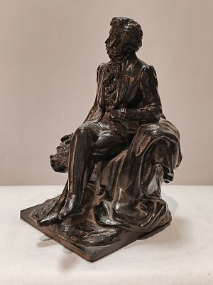 Скульптура ПУШКИН в Болдино Касли. Чугун 
Размеры: 26 х 15 см 
Состояние Отличное Смотрим фото