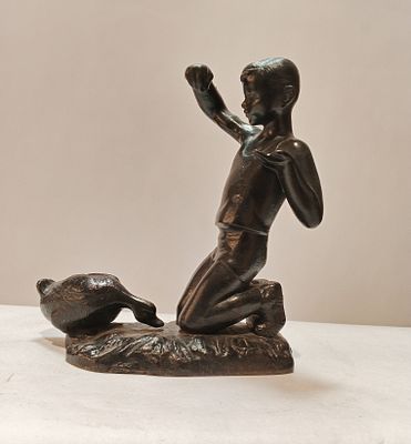 Скульптура МАЛЬЧИК КОРМИТ ГУСЯ СССР 1980 г. Чугун 
Размеры: 18 х 17 см 
Состояние Отличное 