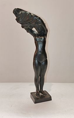 Скульптура девушка снимает платье Касли 1980 г. Чугун 
Размеры: 26 см 
Состояние Отличное 