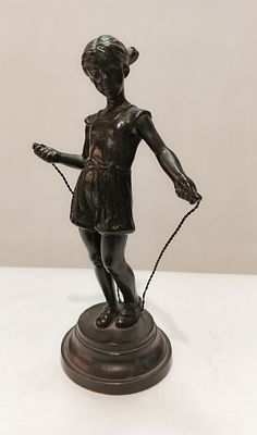Скульптура ДЕВОЧКА СО СКАКАЛКОЙ Касли СССР 1965 г. Чугун 
Размеры: 21 см 
Состояние Отличное 