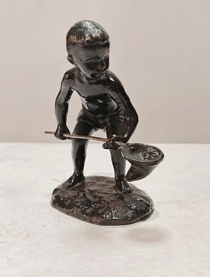 Скульптура МАЛЬЧИК с САЧКОМ Касли 1962 г. Чугун 
Размеры: 9 х 7 см 
Состояние Отличное Смотрим фото