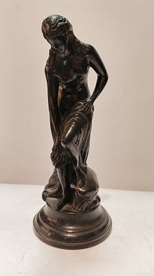 Скульптура девушка после купания Касли 1984 г. Чугун 
Размеры: 25 см 
Состояние Отличное Смотрим фото