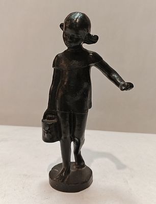 Скульптура девочка с лейкой Куса. Чугун 
Размеры: 16 см 
Состояние Отличное Смотрим фото