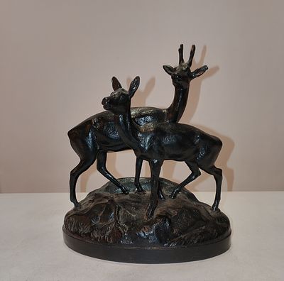 Скульптура ОЛЕНИ на ГОРЕ Касли. Чугун 
Размеры: 15 х 14 см 
Состояние Отличное Смотрим фото