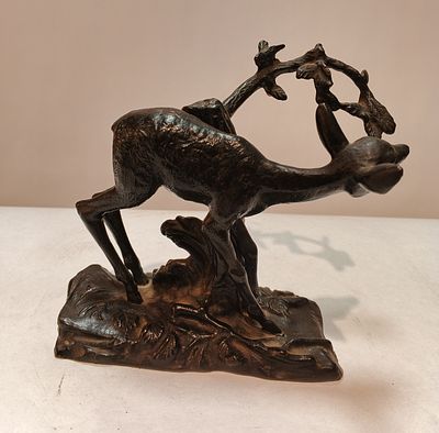 Скульптура ОЛЕНЬ у ДЕРЕВА Касли 1982 г. Чугун 
Размеры: 14 х 13 см 
Состояние Отличное Смотрим фото