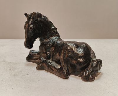 Скульптура ЖЕРЕБЕНОК ЛЕЖИТ Куса. Чугун 
Размеры: 11 х 6 см 
Состояние Отличное Смотрим фото