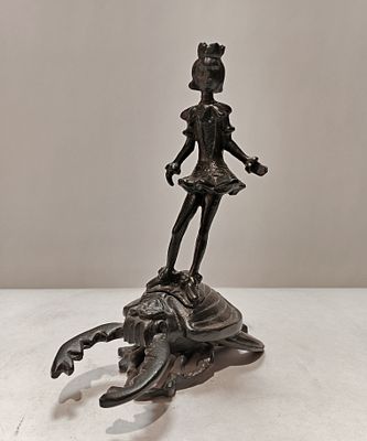 Скульптура Дюймовочка на жуке Куса. Чугун 
Размеры: 17 х 15 см 
Состояние Отличное Смотрим фото